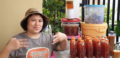 Bu Cory dengan Hasil Panen Ecoenxyme yg terkumpul--